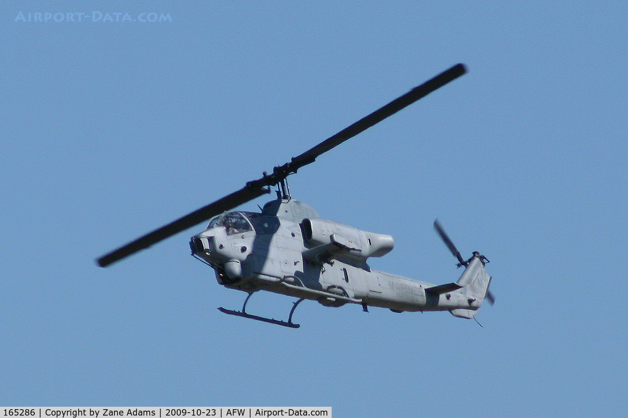 165286, Bell AH-1W Super Cobra C/N 26334, Landing at the 2009 Alliance Fort Worth Airshow