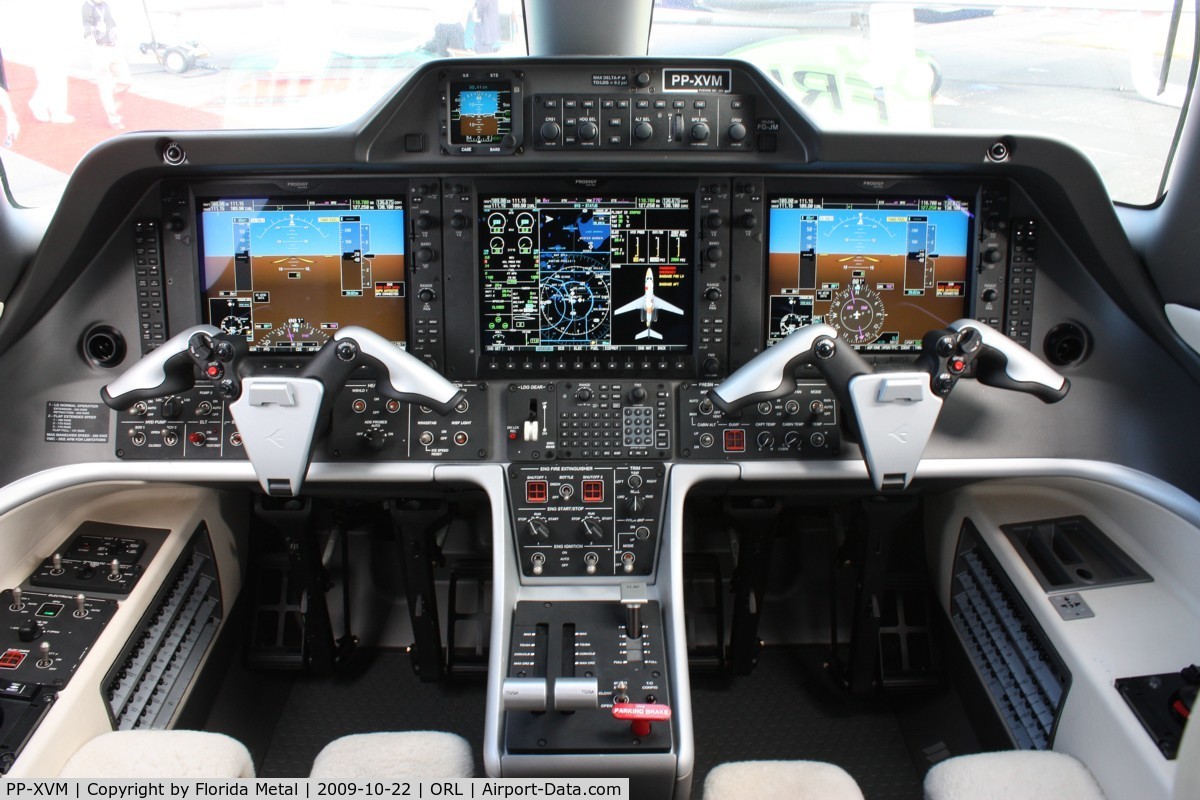 PP-XVM, 2010 Embraer EMB-505 Phenom 300 C/N 50500004, Phenom 300 cockpit