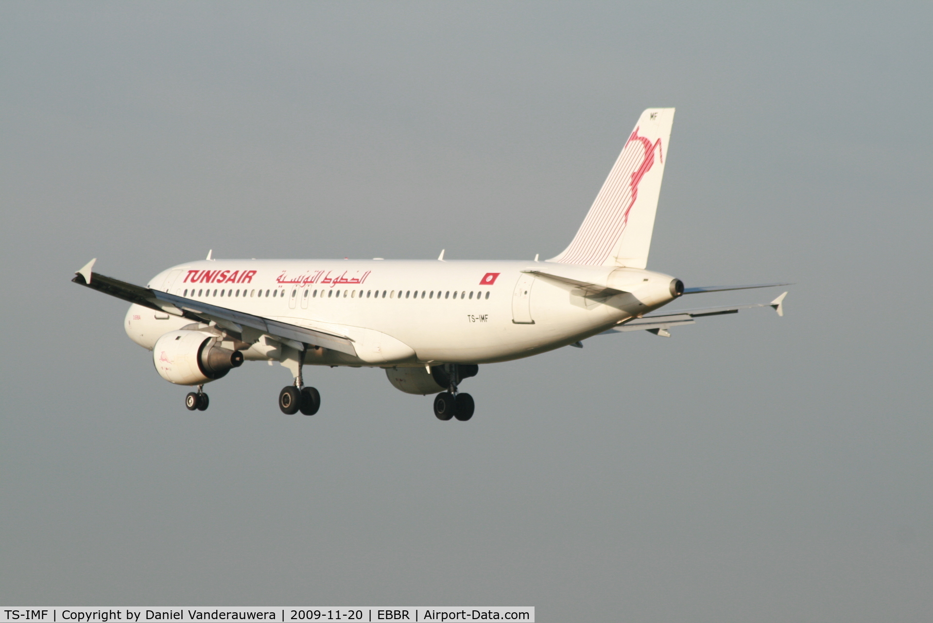 TS-IMF, 1992 Airbus A320-211 C/N 0370, Several seconds before landing on RWY 25L