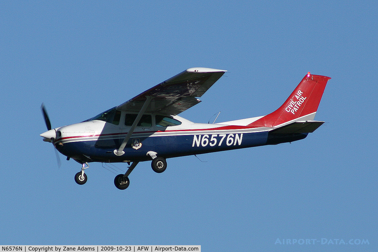 N6576N, 1981 Cessna 182R Skylane C/N 18267839, Landing at the 2009 Alliance Fort Worth Airshow