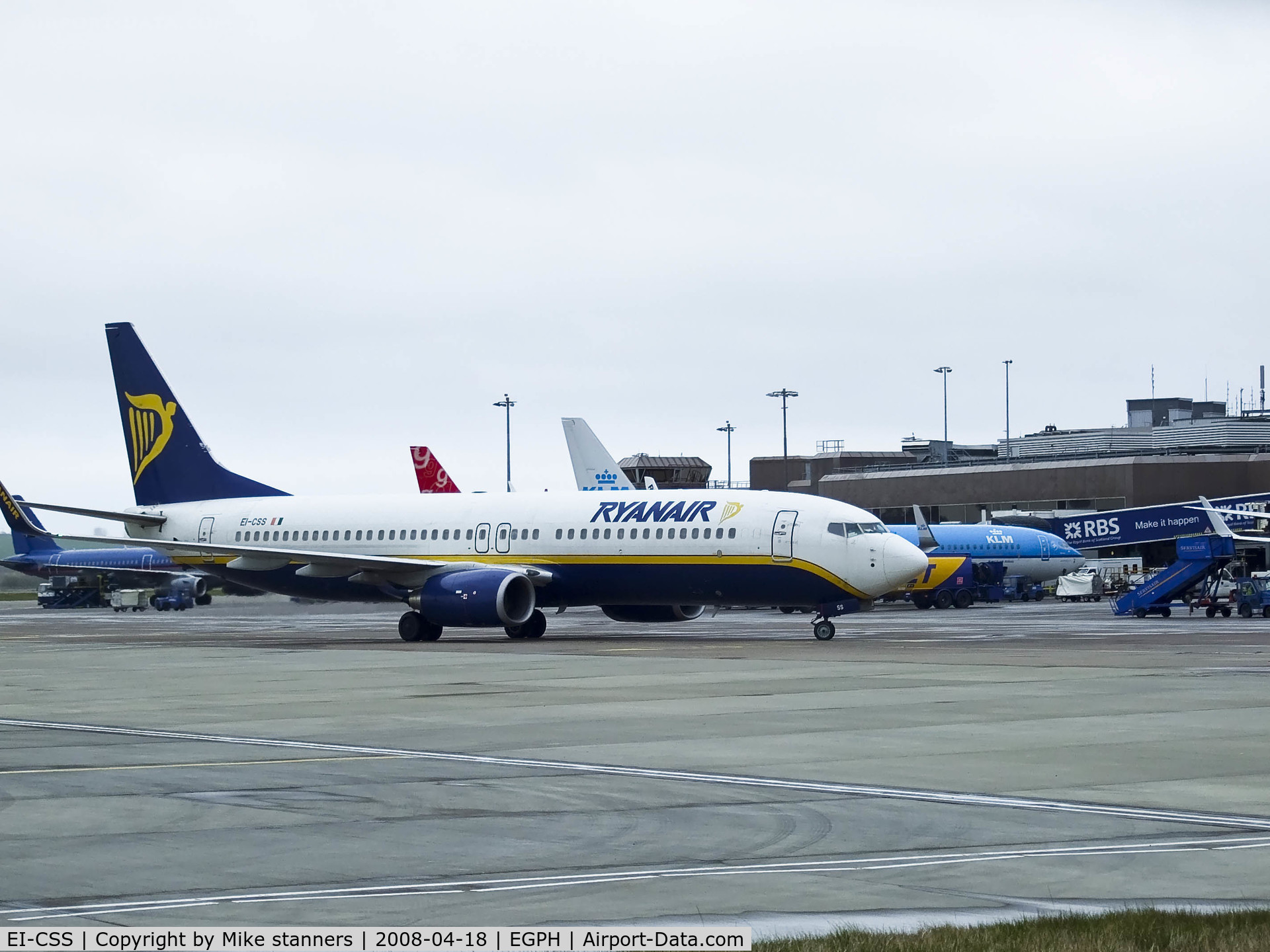 EI-CSS, 2001 Boeing 737-8AS C/N 29932, Ryanair B737 Taxiing to its gate at EDI