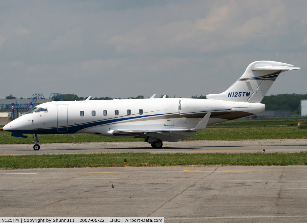 N125TM, 2006 Bombardier Challenger 300 (BD-100-1A10) C/N 20104, Taxiing holding point rwy 32R for departure...