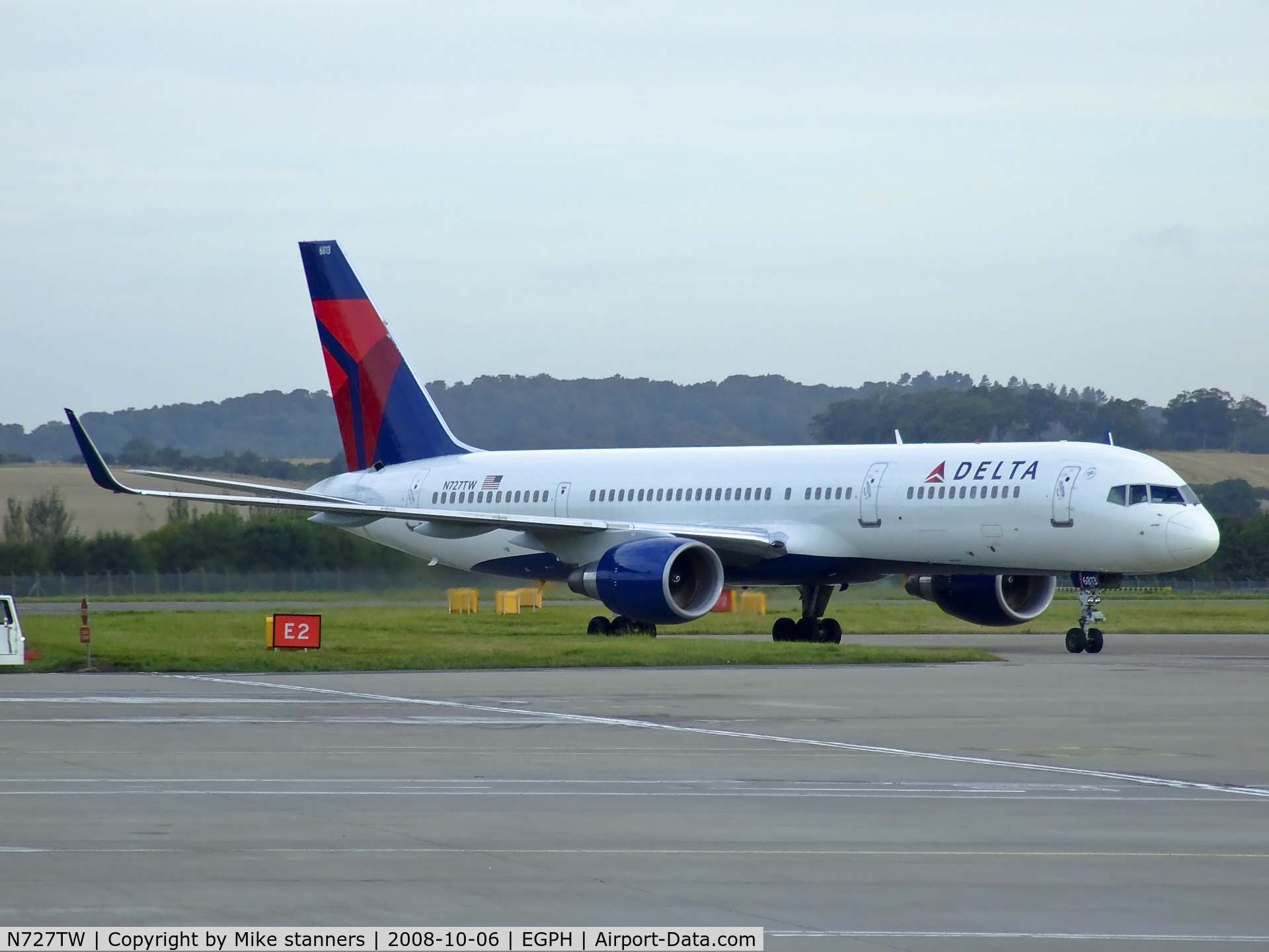 N727TW, 1999 Boeing 757-231 C/N 30340, Delta airlines B757 Taxiing into EDI,Delta no longer operate from Edinburgh