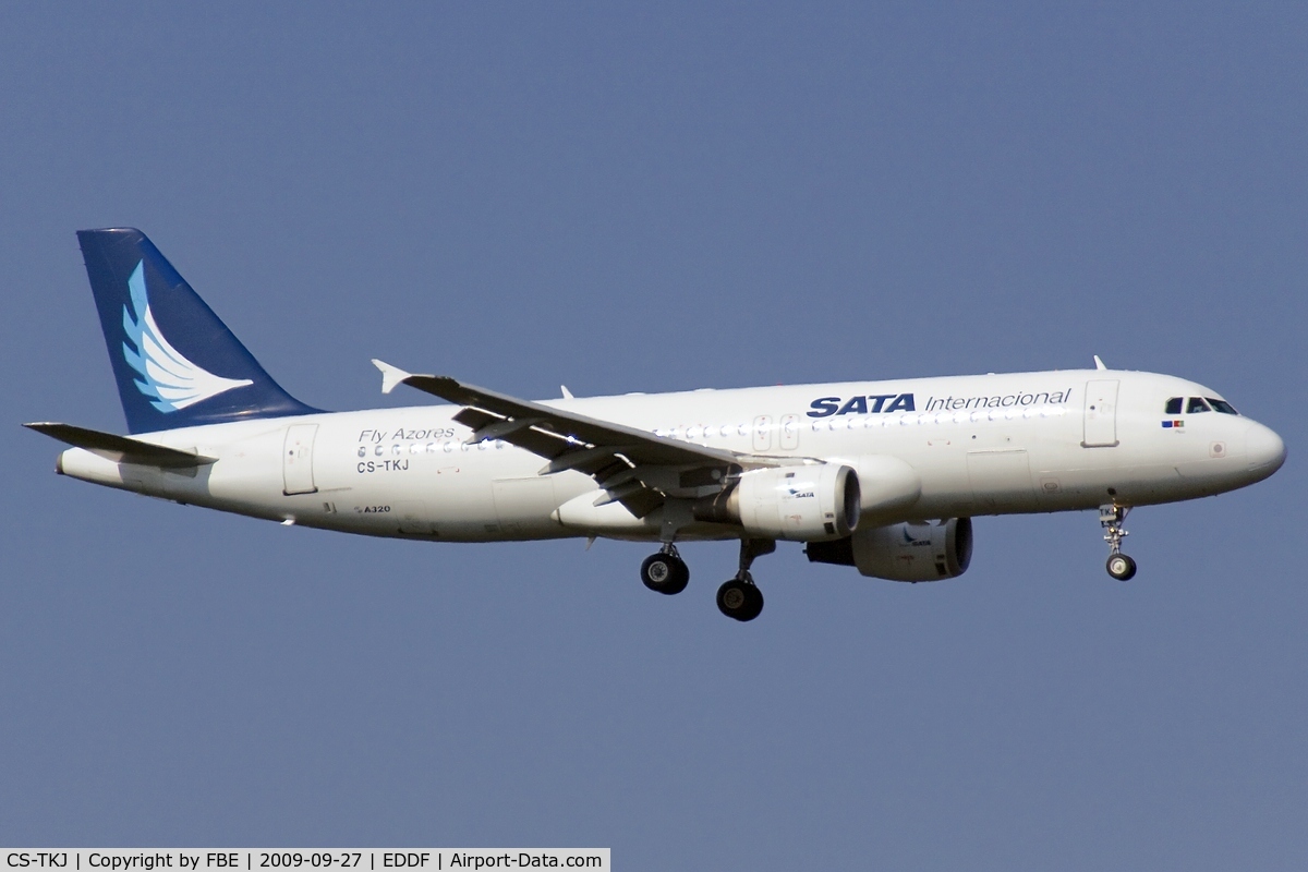 CS-TKJ, 1998 Airbus A320-212 C/N 795, SATA Internacional A320 short final RW07R