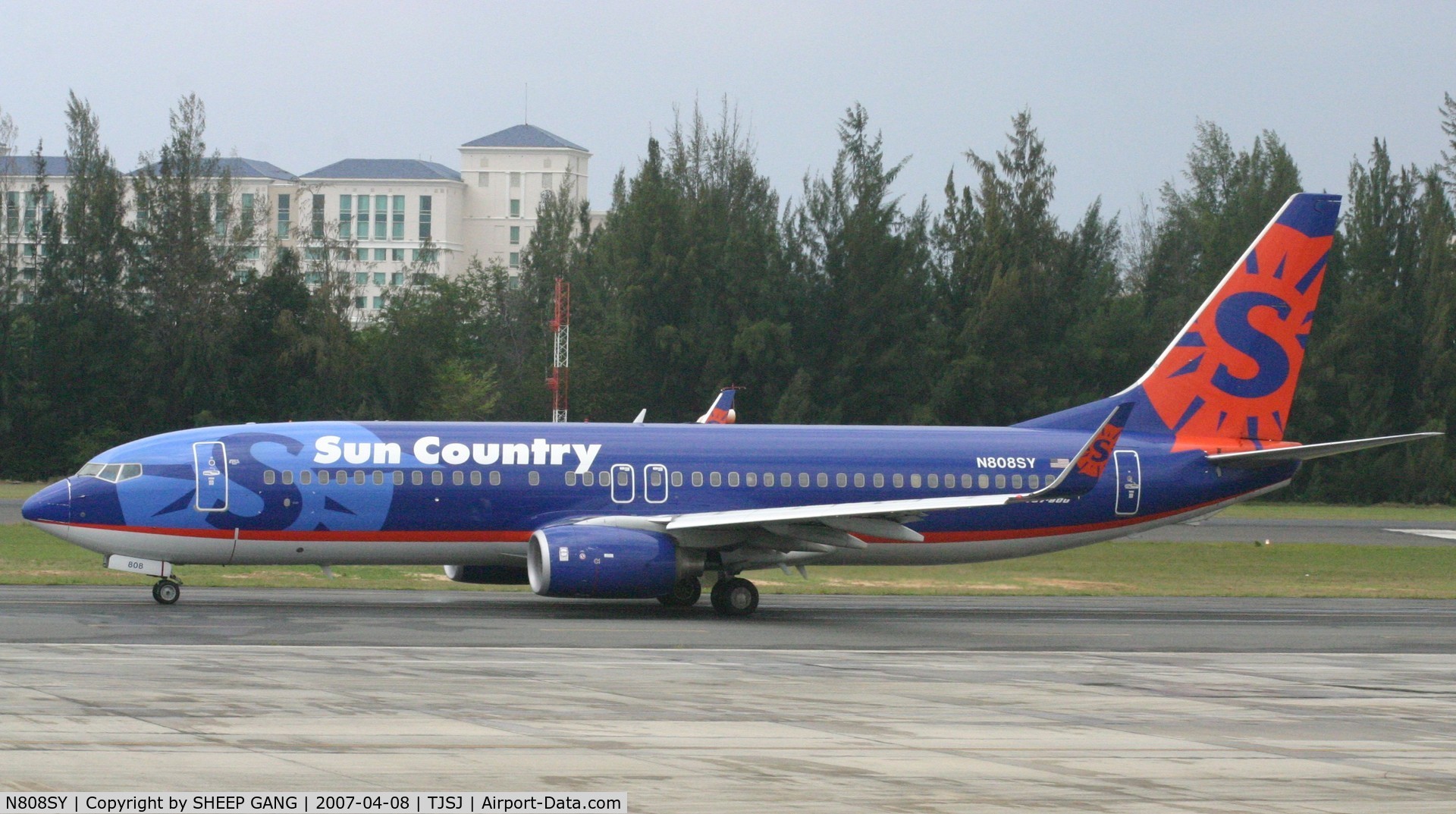 N808SY, 2005 Boeing 737-8BK C/N 33021, Sun Country taxing to take off
