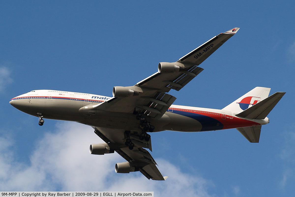 9M-MPP, 2002 Boeing 747-4H6 C/N 29900, Boeing 747-4H6 [29900] (Malaysia Airlines) Home~G 29/08/2009. Seen on approach 27R.