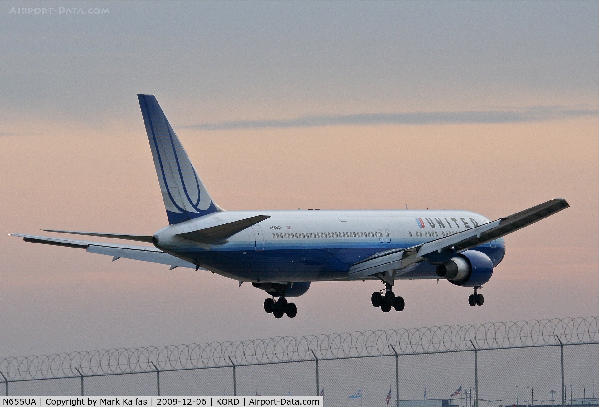 N655UA, 1992 Boeing 767-322/ER C/N 25393, United Airlines Boeing 767-322, UAL943 arriving from LFPG (Charles de Gaulle/Roissy) on 22R.