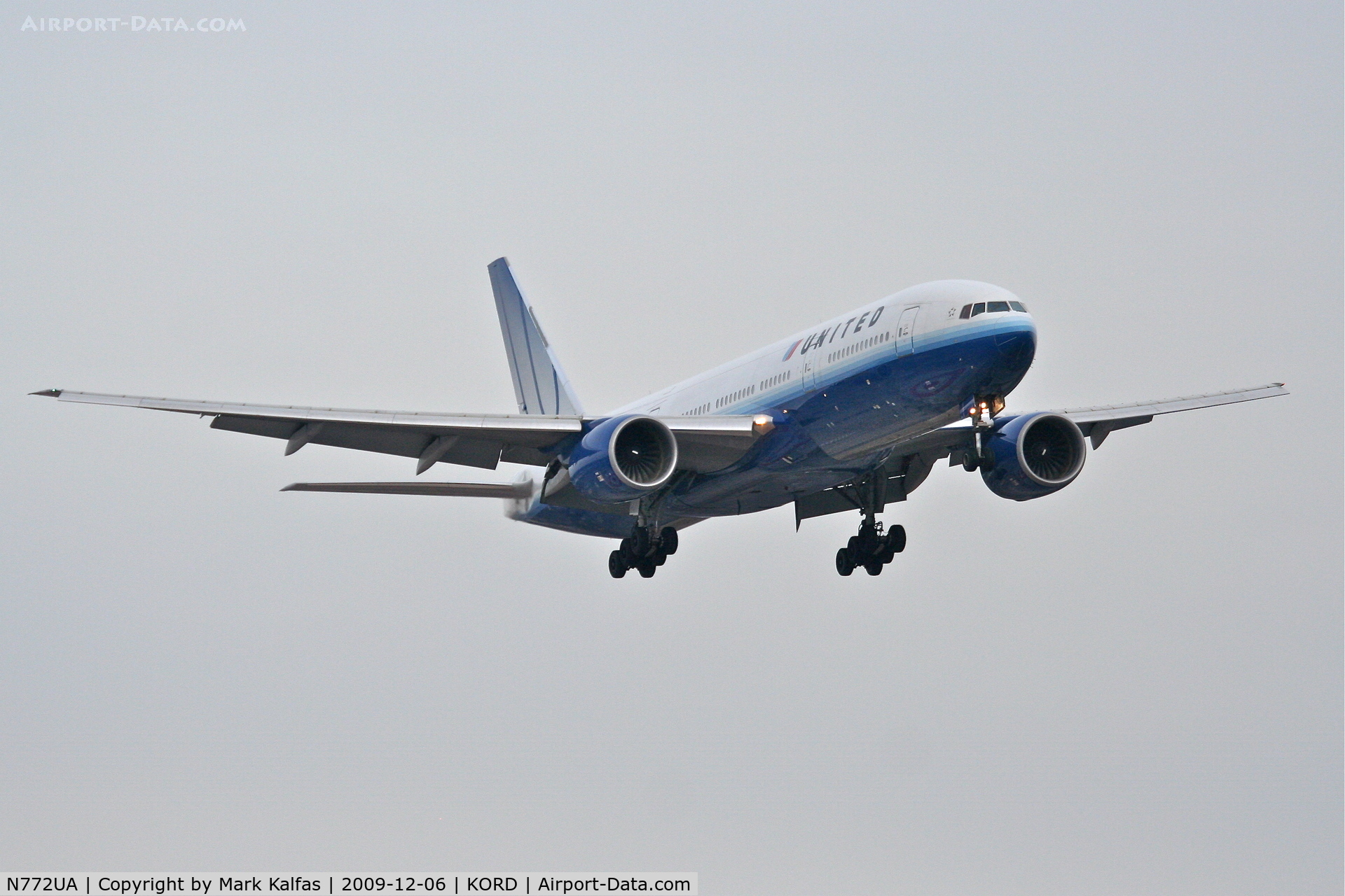 N772UA, 1995 Boeing 777-222 C/N 26930, United Airlines Boeing 777-222 UAL907 arriving from EDDM (Munich Int'l) on 22R.