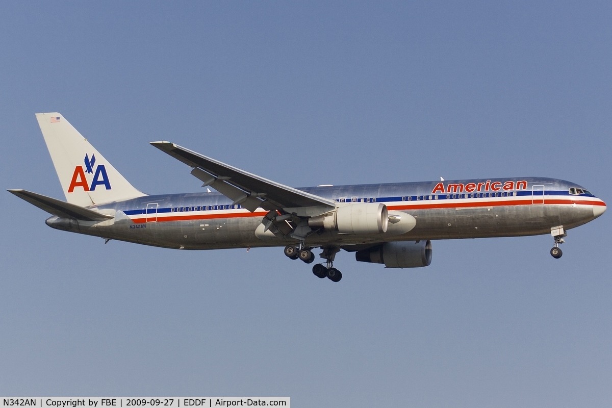 N342AN, 2002 Boeing 767-323ER C/N 33081, short final RW07L