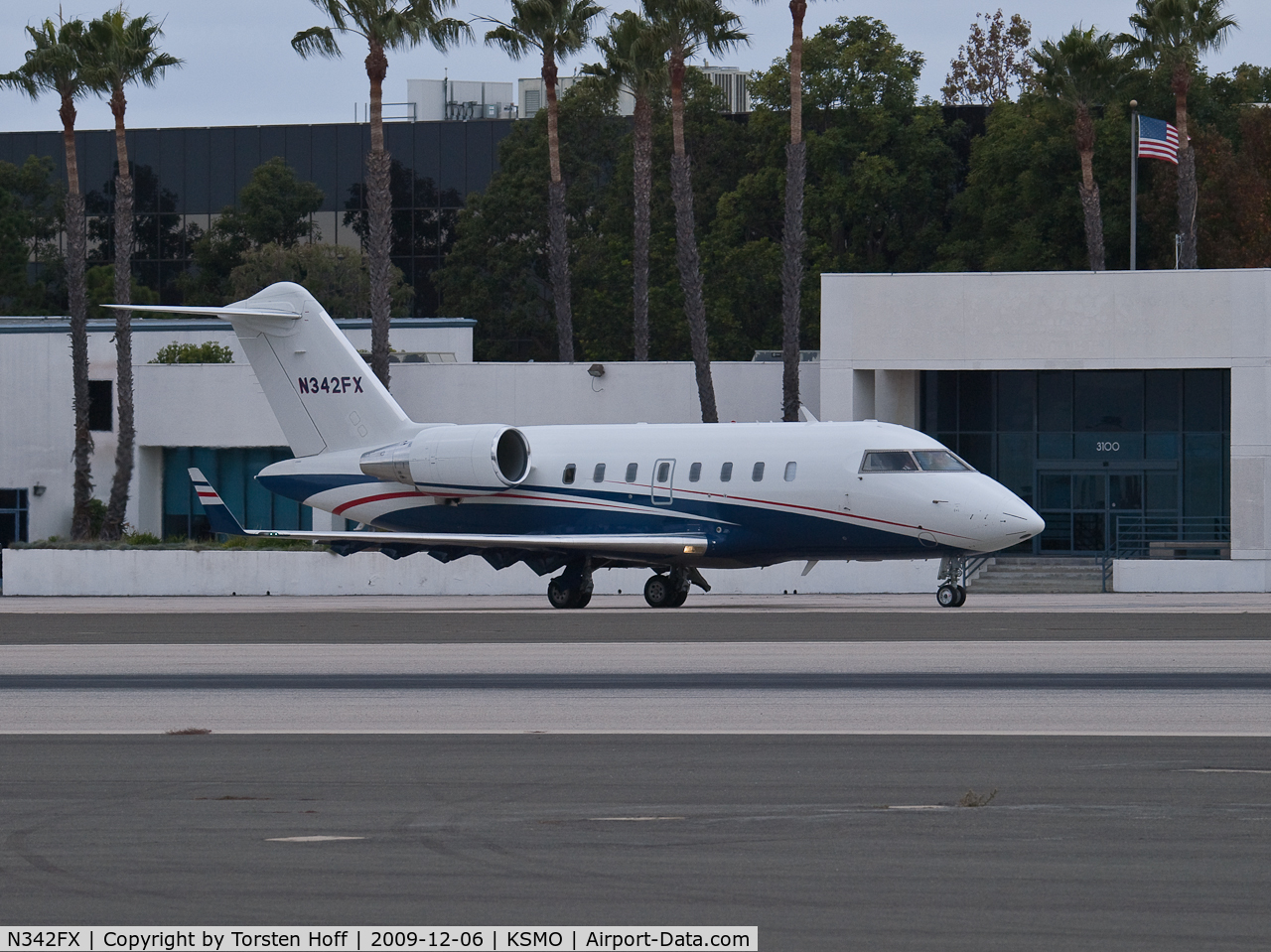 N342FX, 2008 Bombardier Challenger 605 (CL-600-2B16) C/N 5752, N342FX taxiing