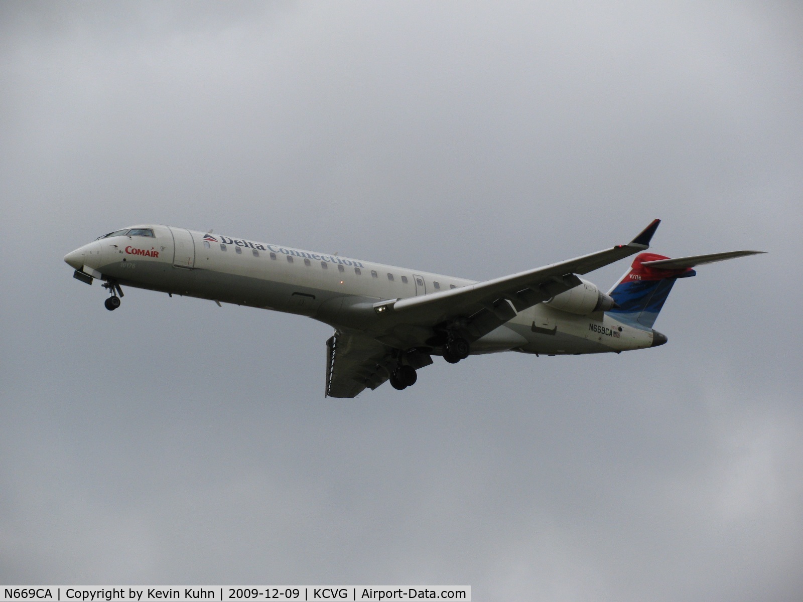N669CA, 2004 Bombardier CRJ-700 (CL-600-2C10) Regional Jet C/N 10176, Comair CRJ-700 on final approach