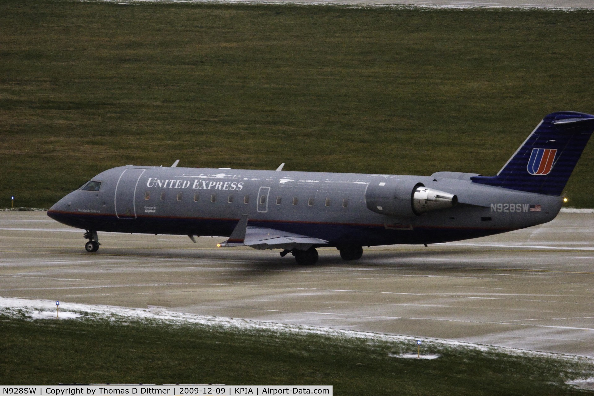 N928SW, 2002 Bombardier CRJ-200LR (CL-600-2B19) C/N 7701, United Express (N928SW) taxies to the runway for departure