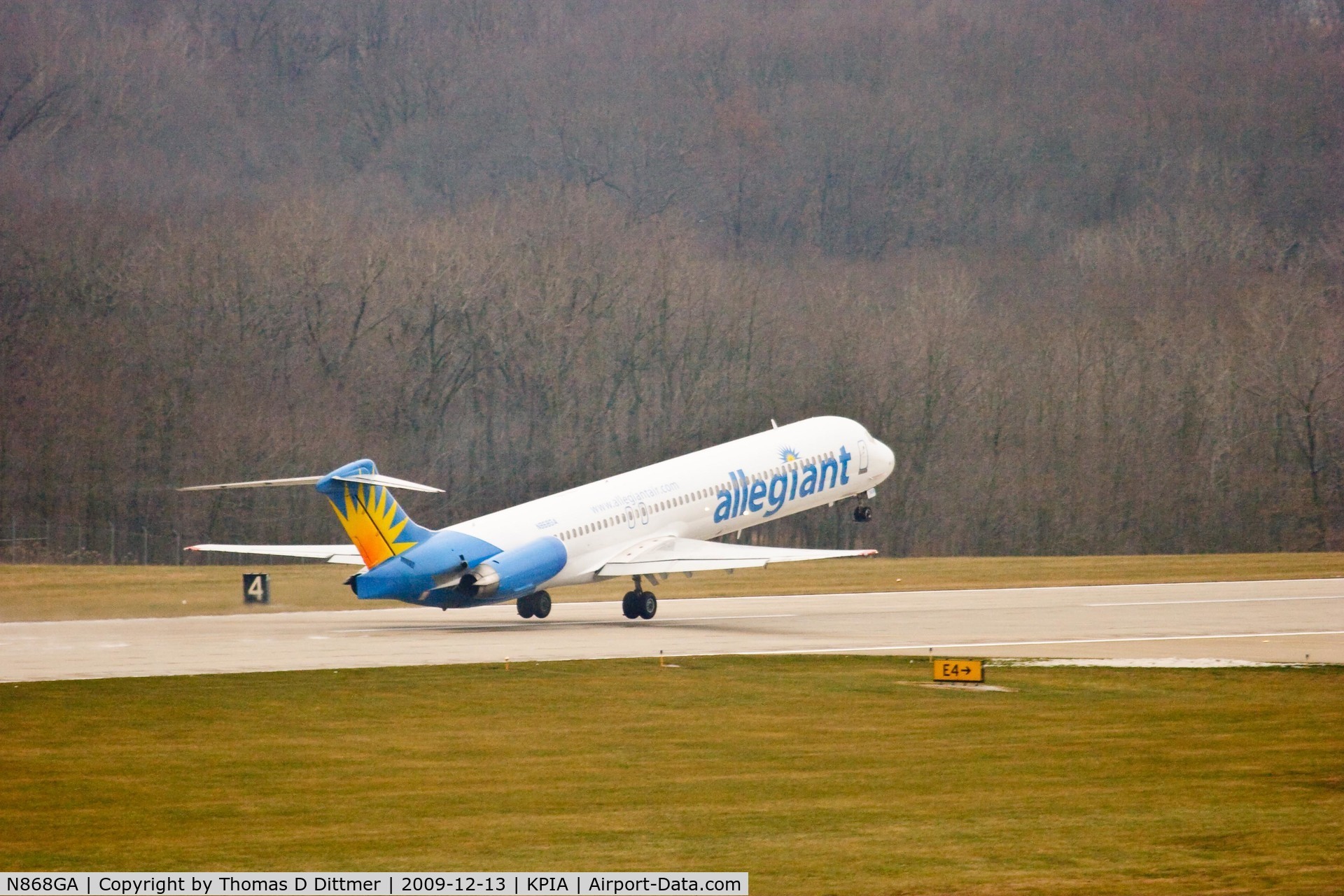 N868GA, 1987 McDonnell Douglas MD-83 (DC-9-83) C/N 49554, Allegiant Airways (N868GA) leaves the ground enroute to destination