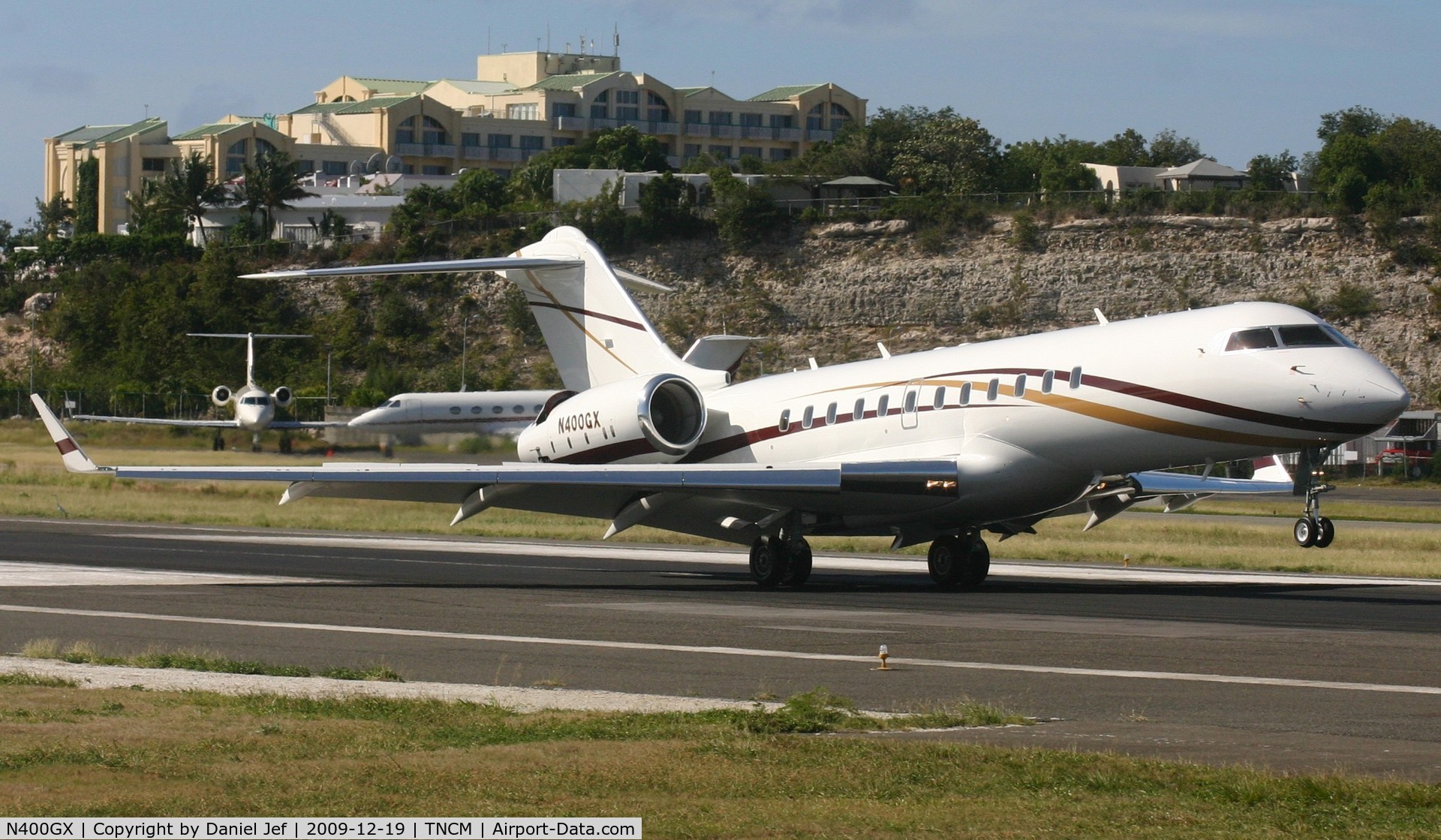 N400GX, 1999 Bombardier BD-700-1A10 Global Express C/N 9037, BD N400GX landing at TNCM on runway 10