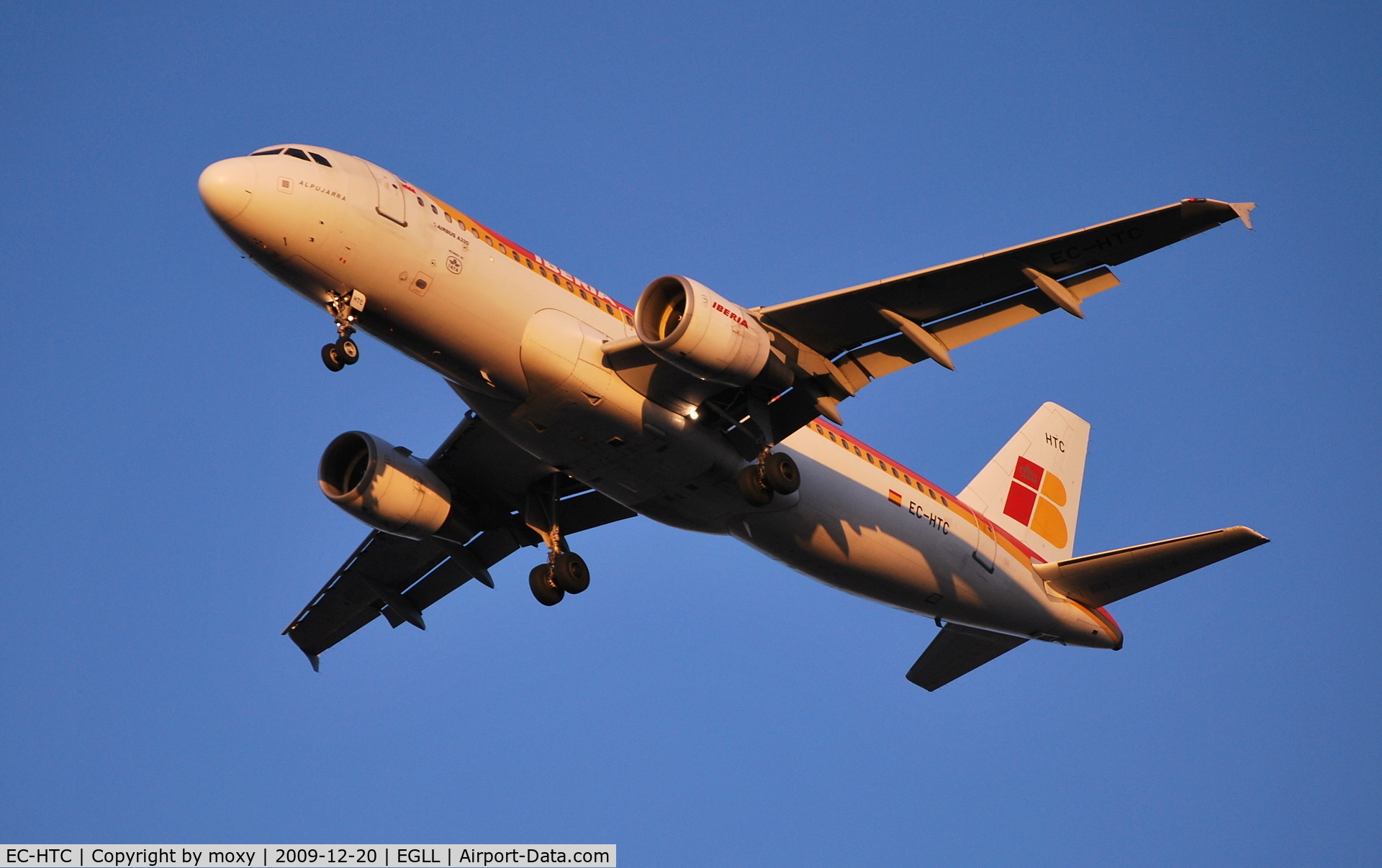 EC-HTC, 2001 Airbus A320-214 C/N 1540, Finals to Heathrow in late afternoon sun