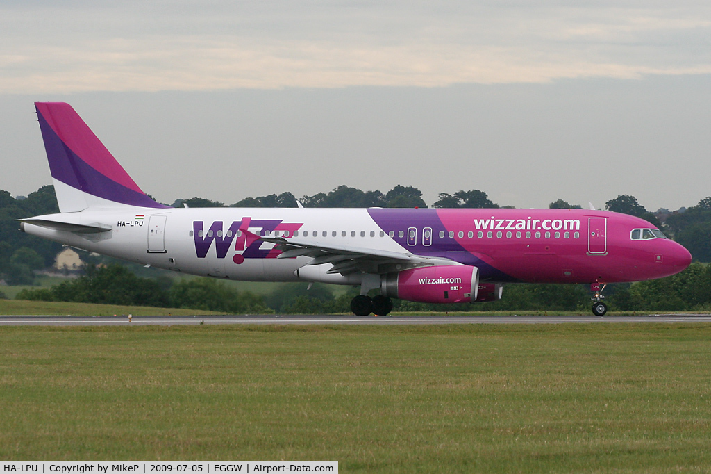 HA-LPU, 2009 Airbus A320-232 C/N 3877, Wizz Hour at Luton with a stream of departures.