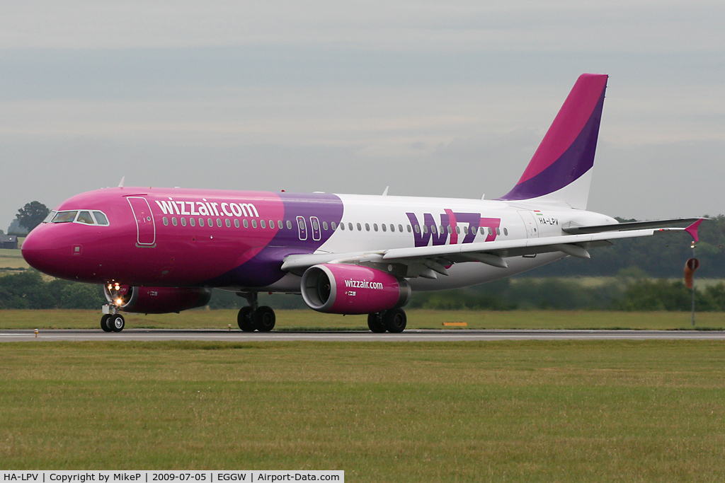 HA-LPV, 2009 Airbus A320-232 C/N 3927, Wizz Hour at Luton with another in a stream of departures.