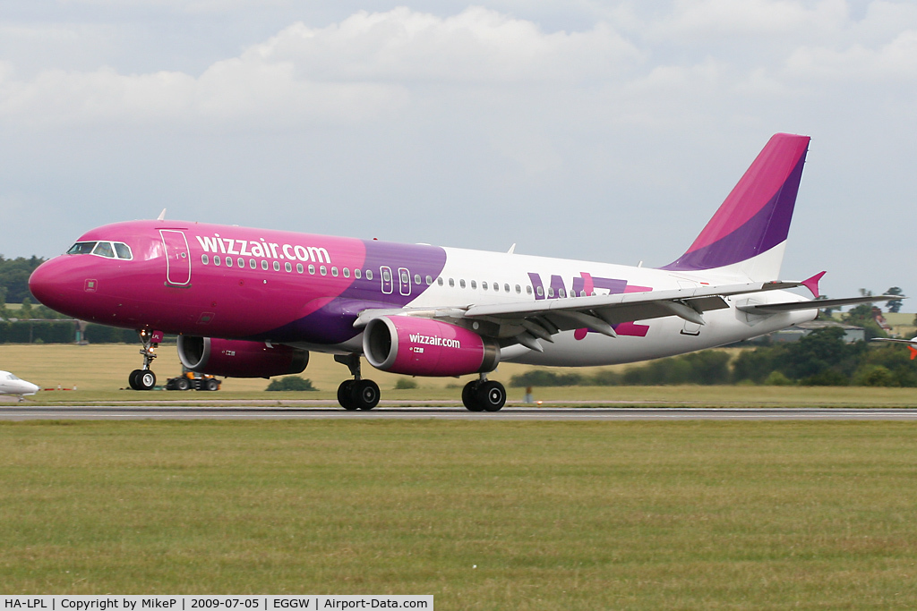 HA-LPL, 2007 Airbus A320-232 C/N 3166, Touching down on Runway 26.