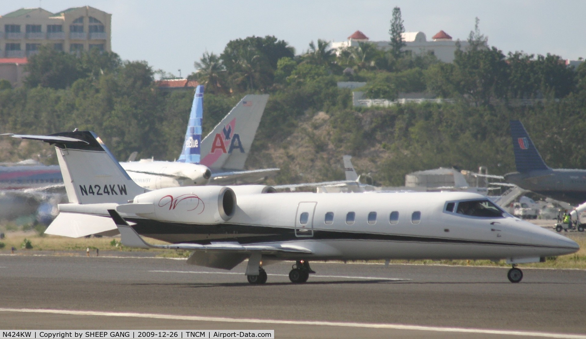 N424KW, 1999 Learjet Inc 60 C/N 153, N424KW back tracking on the runway after ladning at TNCM