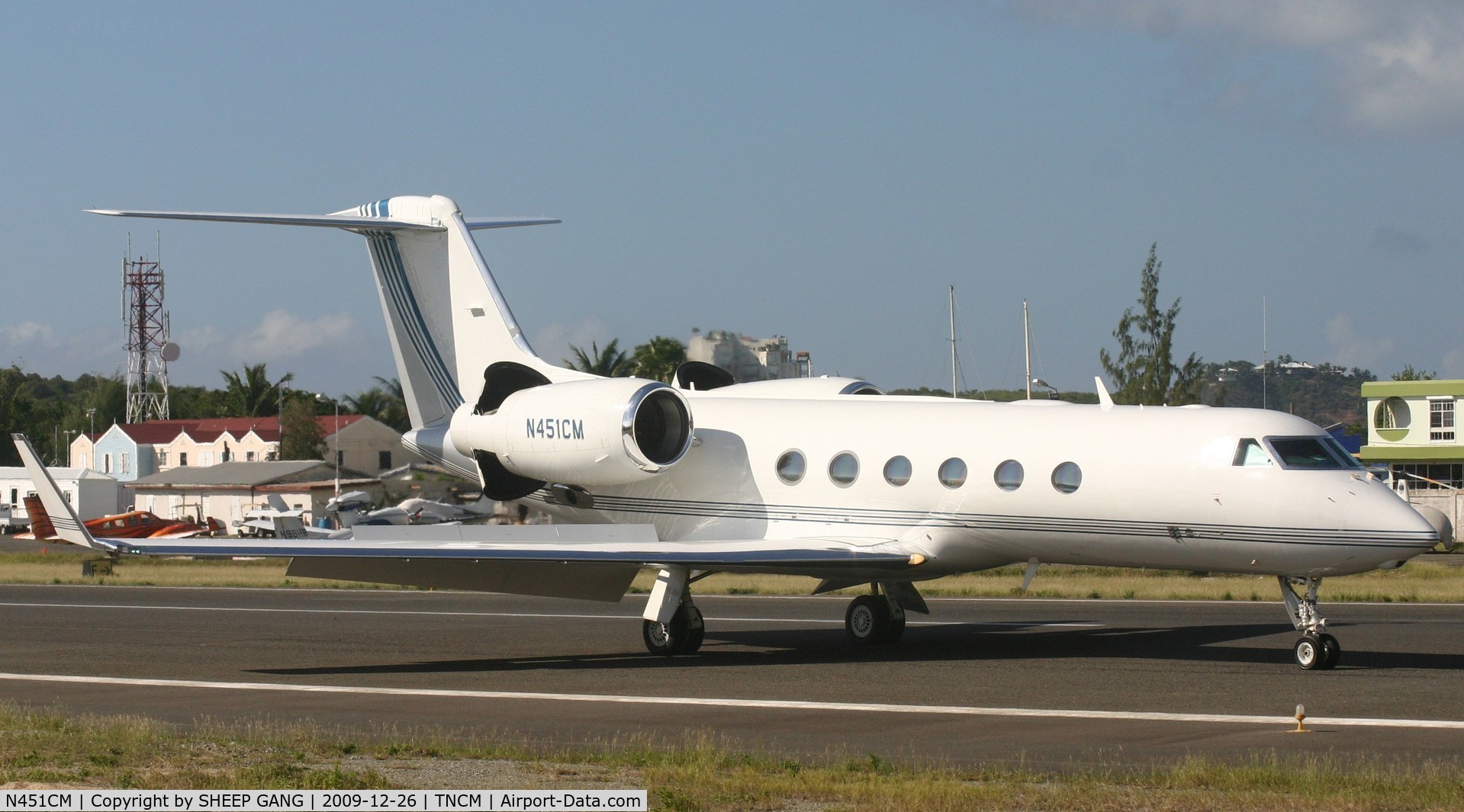 N451CM, 2005 Gulfstream Aerospace GIV-X (G450) C/N 4024, N451CM landing at tncm