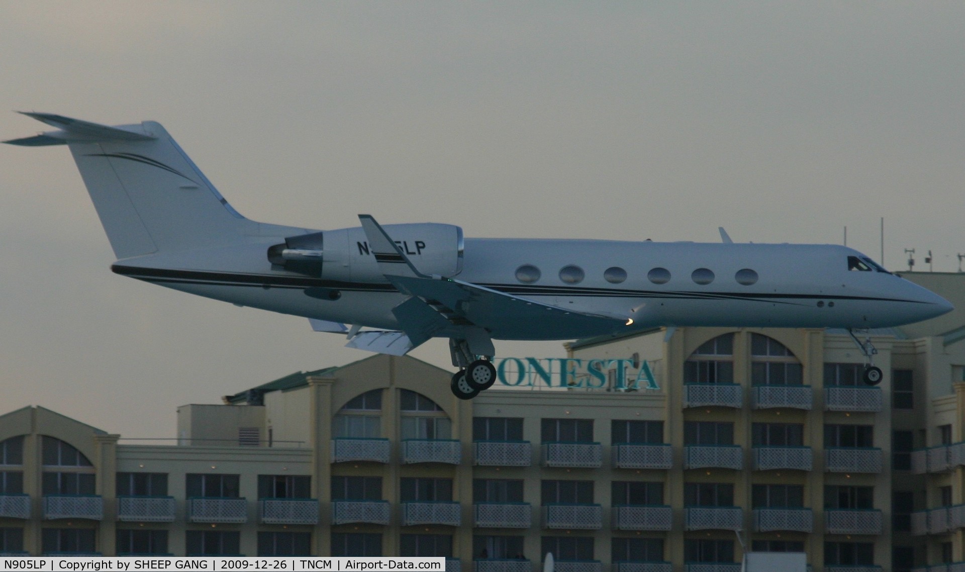 N905LP, 1997 Gulfstream Aerospace G-IV C/N 1321, N905LP just over Maho beach for landing on runway 10