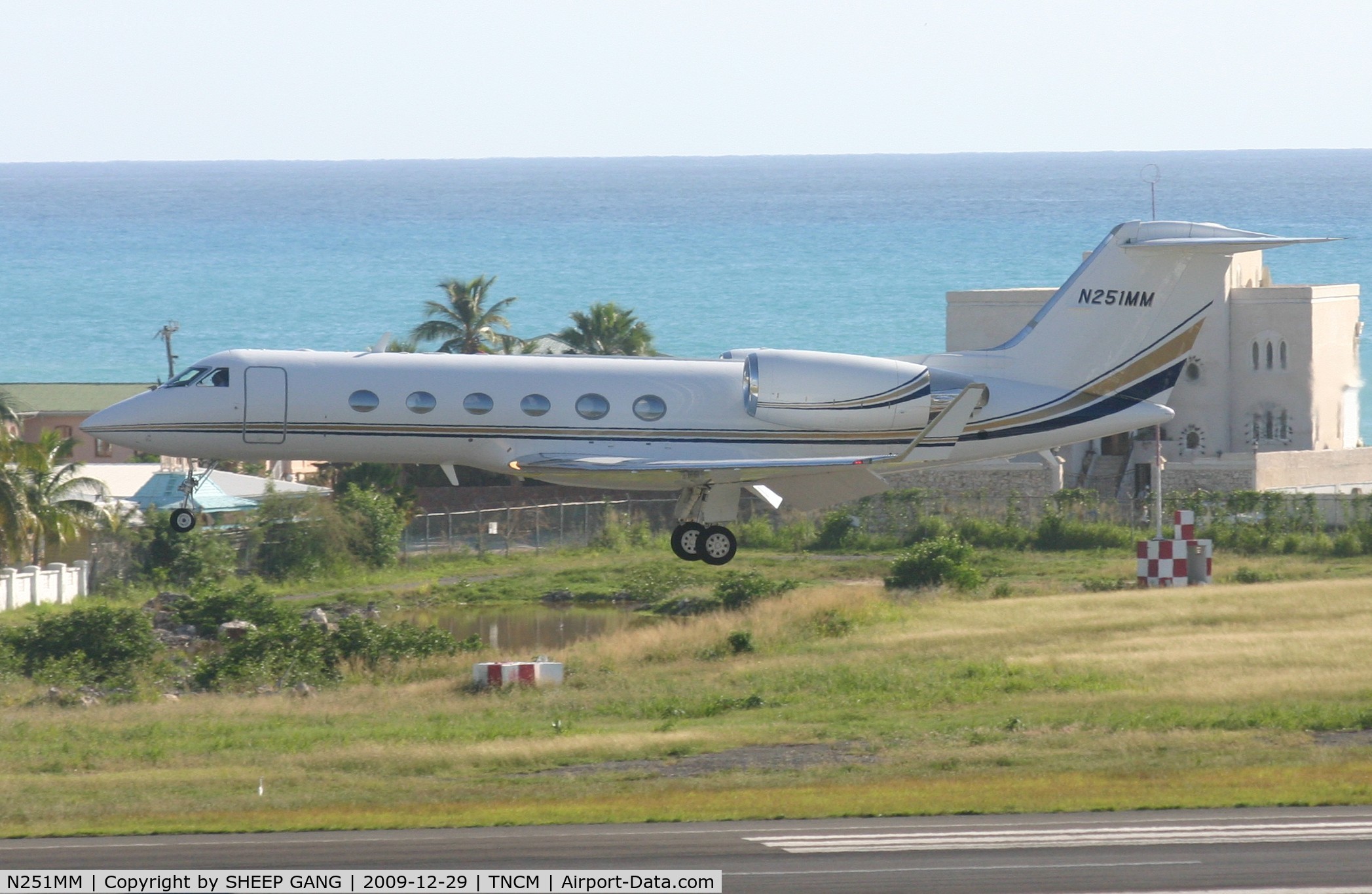 N251MM, 2002 Gulfstream Aerospace G-IV SP C/N 1495, N251MM landing at TNCM