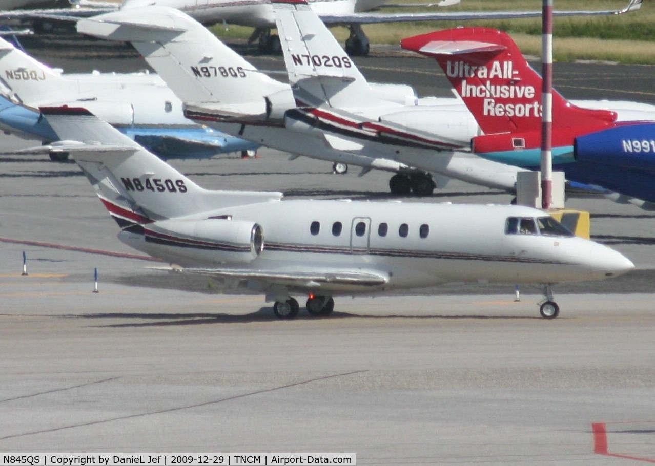 N845QS, 2001 Raytheon Hawker 800XP C/N 258545, N845QS taxing on the ramp for parking