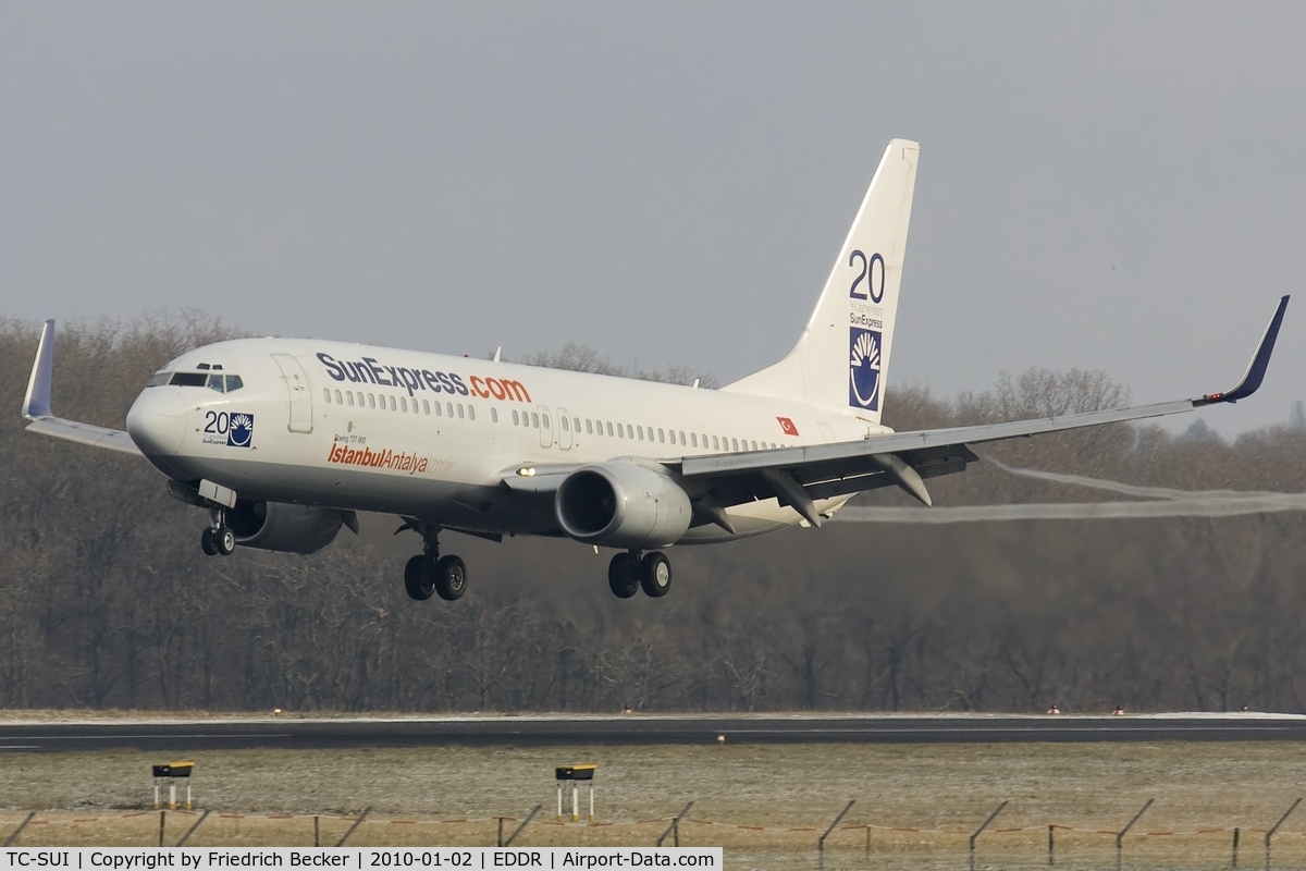 TC-SUI, 2003 Boeing 737-8CX C/N 32367, moments prior touchdown