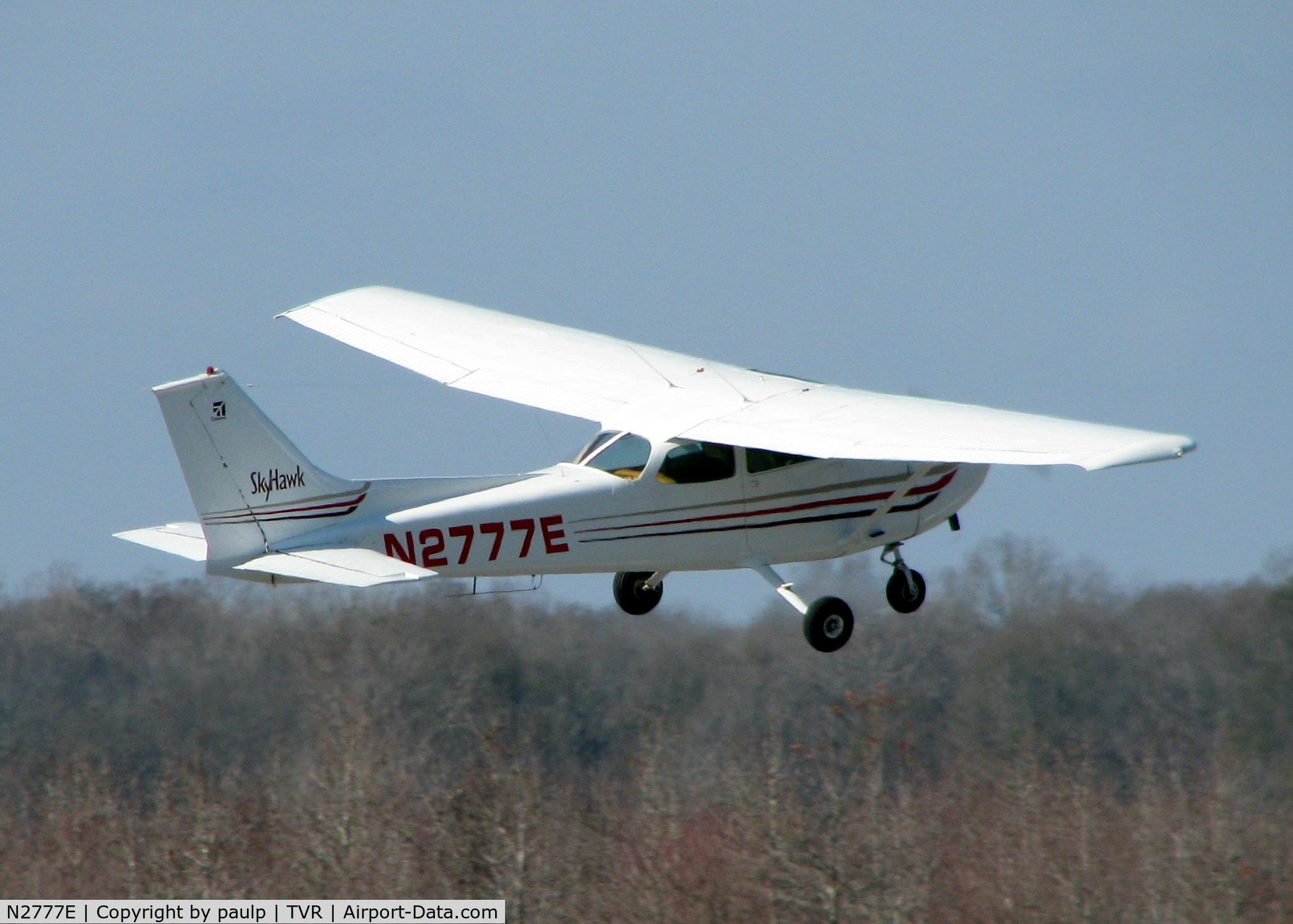 N2777E, 1974 Cessna 172M C/N 17262885, Touch and go at the Tallulah / Vicksburg airport.