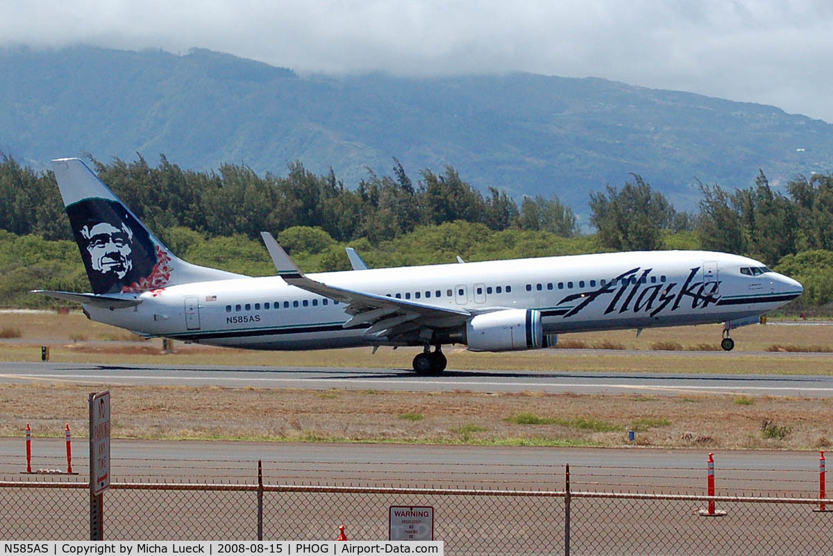 N585AS, 2007 Boeing 737-890 C/N 35683, At Maui
