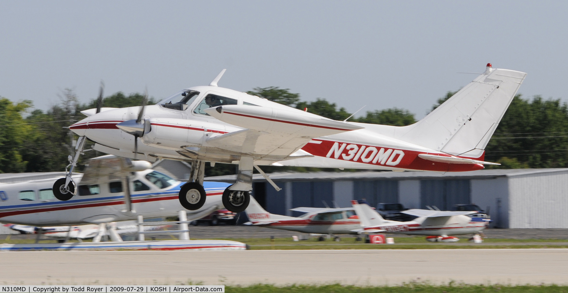 N310MD, 1968 Cessna 310N C/N 310N-0119, EAA AIRVENTURE 2009