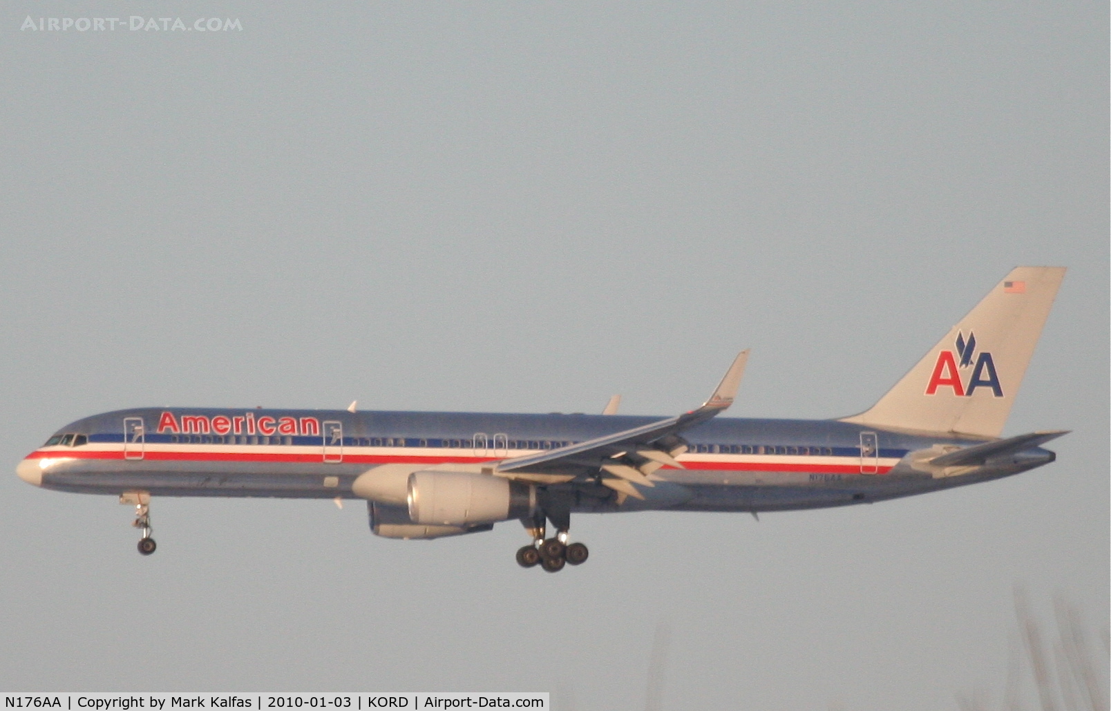 N176AA, 2001 Boeing 757-223 C/N 32395/994, American Airlines Boeing 757-223, AAL2318, arriving KORD RWY 27L from KHDN.