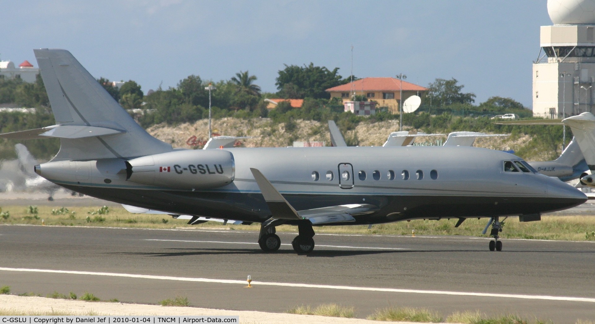 C-GSLU, 2008 Dassault Falcon 2000EX C/N 167, C-GSLU back tracking the active for parking