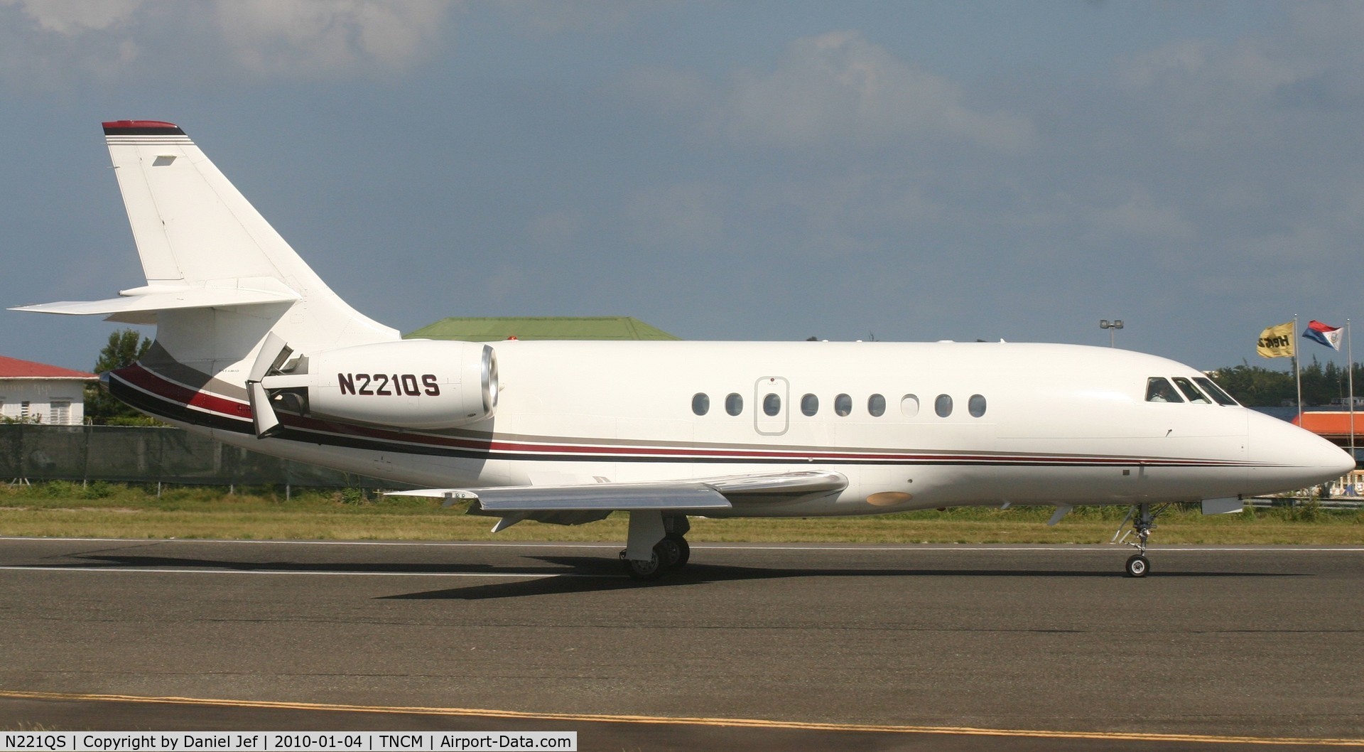 N221QS, 2004 Dassault Falcon 2000EX C/N 54, N221QS just landed at TNCM