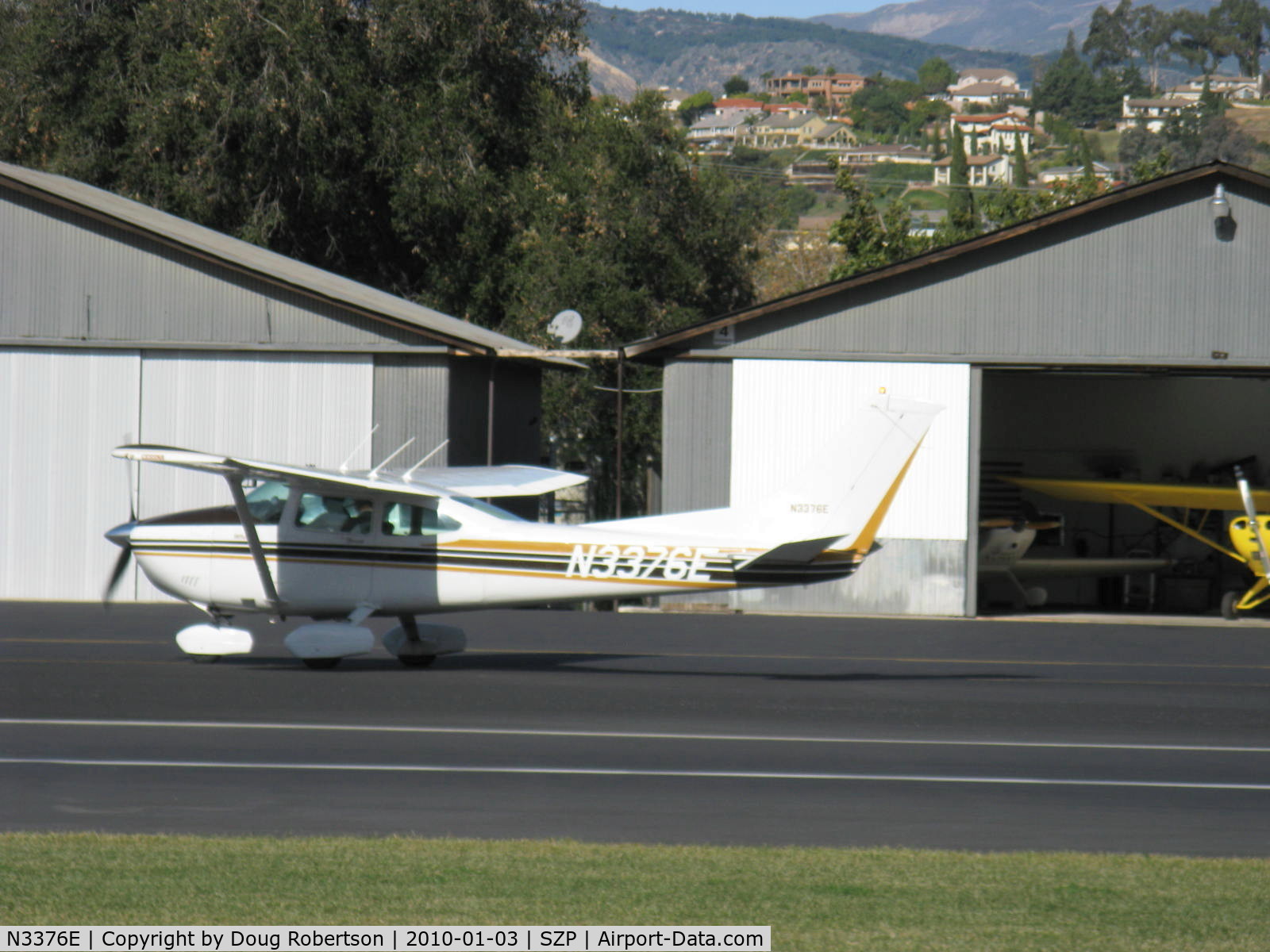 N3376E, 1982 Cessna 182R Skylane C/N 18268243, 1982 Cessna 182R SKYLANE, Continental O-470-U 230 Hp, taxi