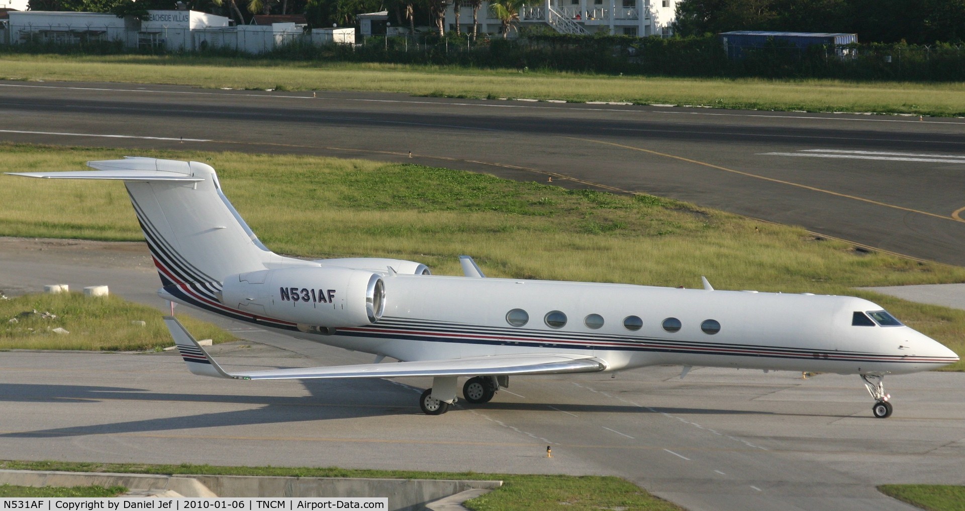 N531AF, 1997 Gulfstream Aerospace G-V C/N 531, N531AF taxing on the bypass for the holding point alpha