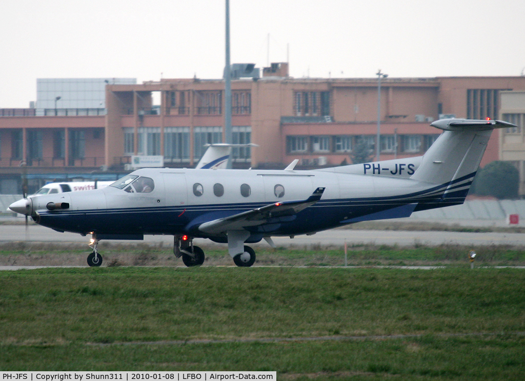 PH-JFS, 2002 Pilatus PC-12/45 C/N 477, Lining up rwy 32R for departure...