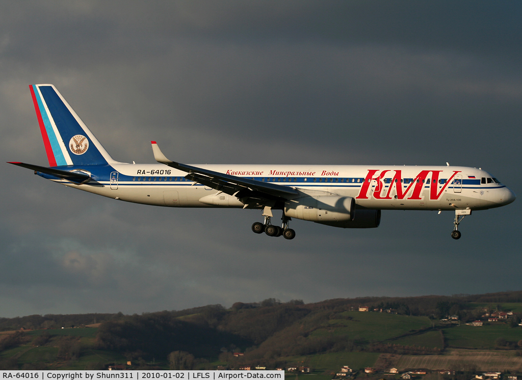RA-64016, 1995 Tupolev Tu-204-100 C/N 1450742364016, Landing rwy 09