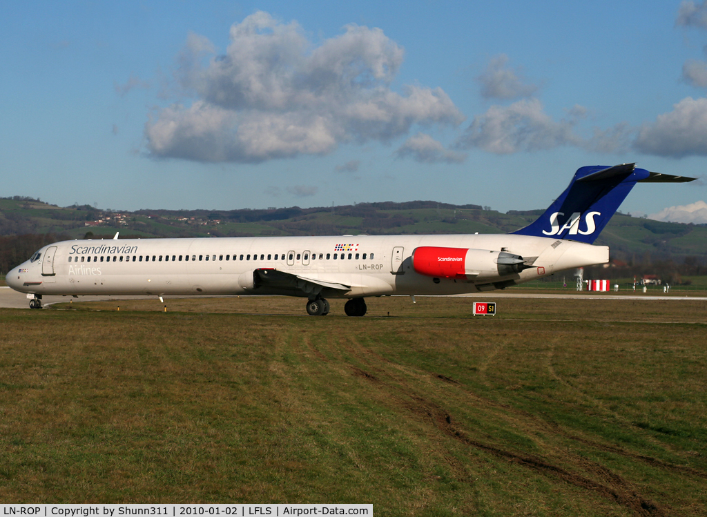 LN-ROP, 1985 McDonnell Douglas MD-82 (DC-9-82) C/N 49384, Lining up rwy 09 for departure...