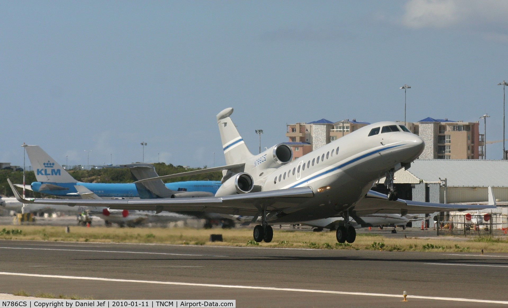 N786CS, 2008 Dassault Falcon 7X C/N 31, N786CS departing