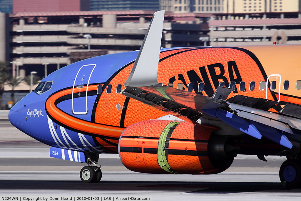 N224WN, 2005 Boeing 737-7H4 C/N 32493, The apparent texture of the basketball on 'Slam Dunk One' is incredible.