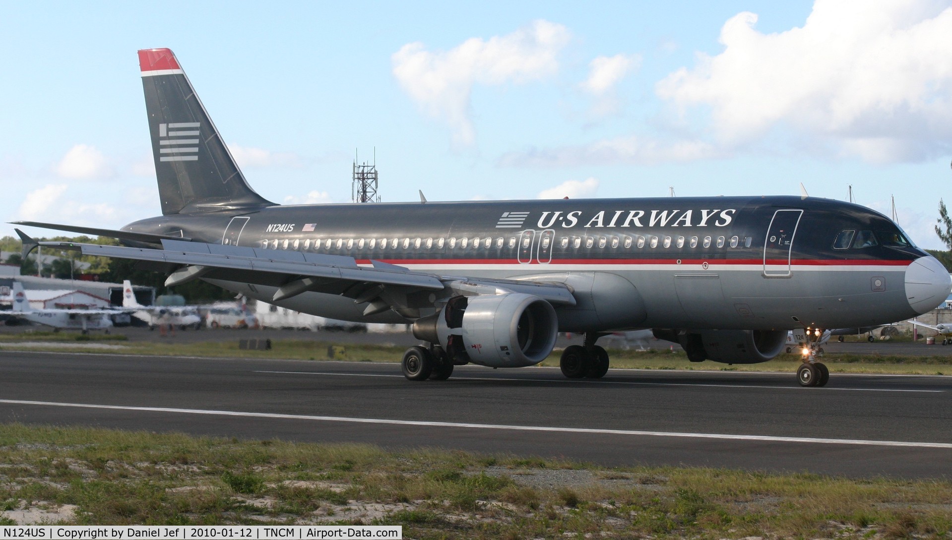 N124US, 2000 Airbus A320-214 C/N 1314, Us Air N124US just landed at TNCM and making use of the stopping power