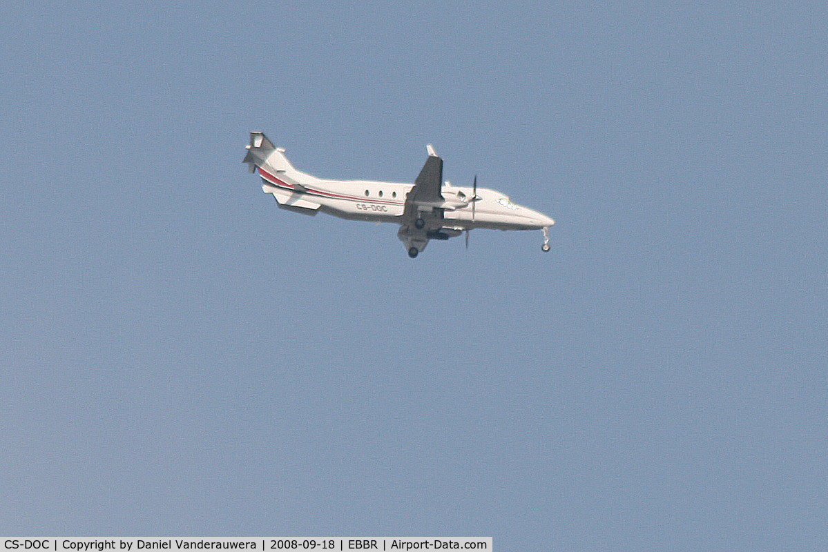CS-DOC, 1999 Beech 1900D C/N UE-371, On approach to RWY 07L