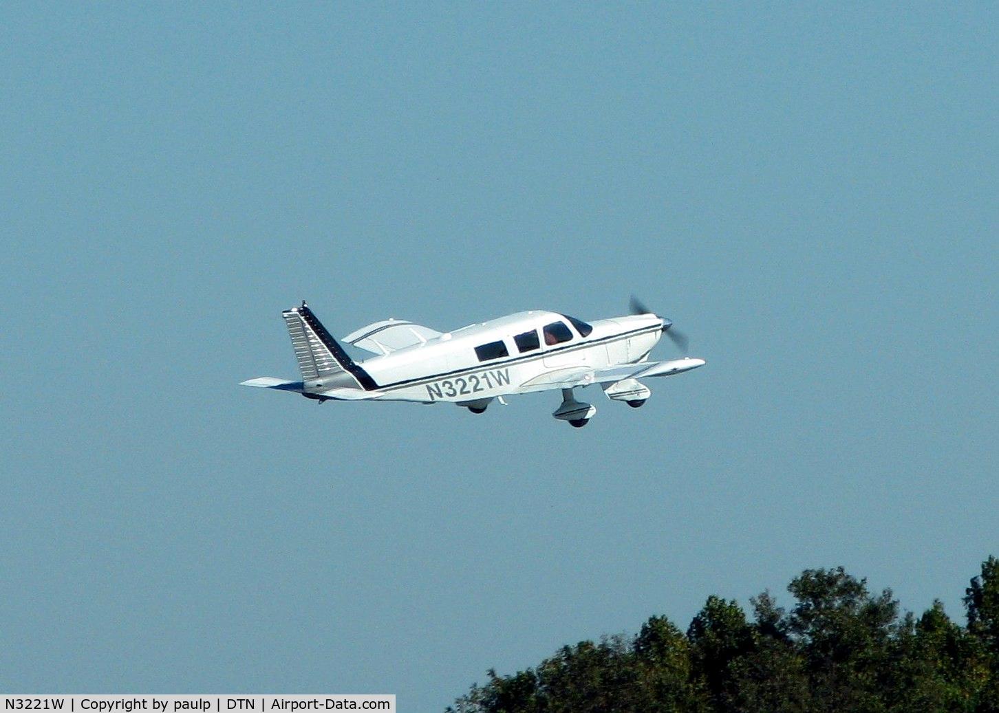 N3221W, 1965 Piper PA-32-260 Cherokee Six C/N 32-27, Departing Downtown Shreveport.