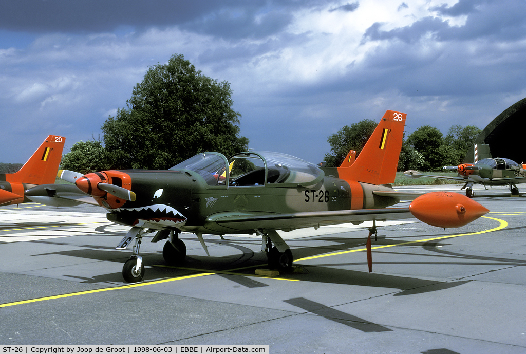 ST-26, SIAI-Marchetti SF-260MB C/N 10-26, In 1998 the Belgian SF-260 was still in its original color scheme: brown-green with sharks mouth. Since then the more colorful yellow was introduced.