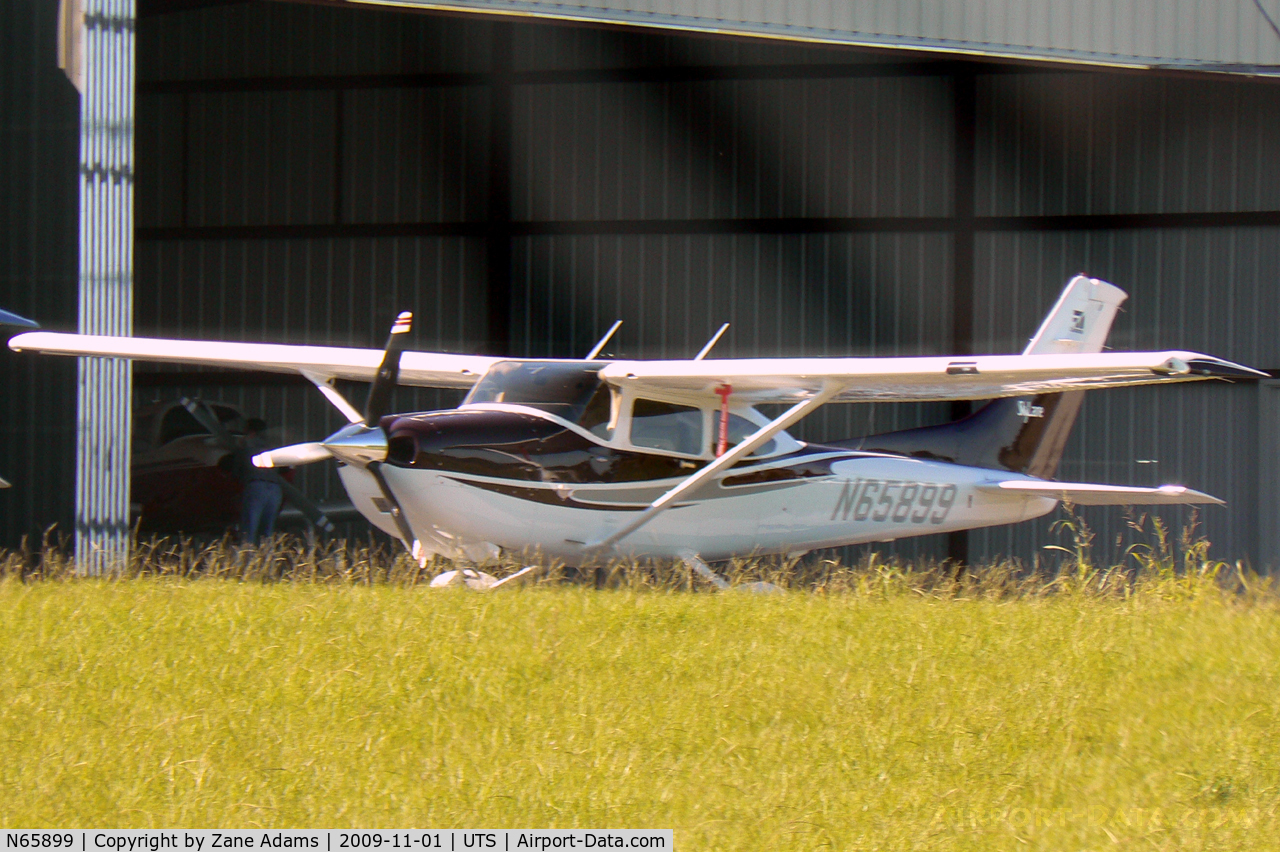 N65899, 2004 Cessna 182T Skylane C/N 18281499, At Huntsville Municipal, Texas