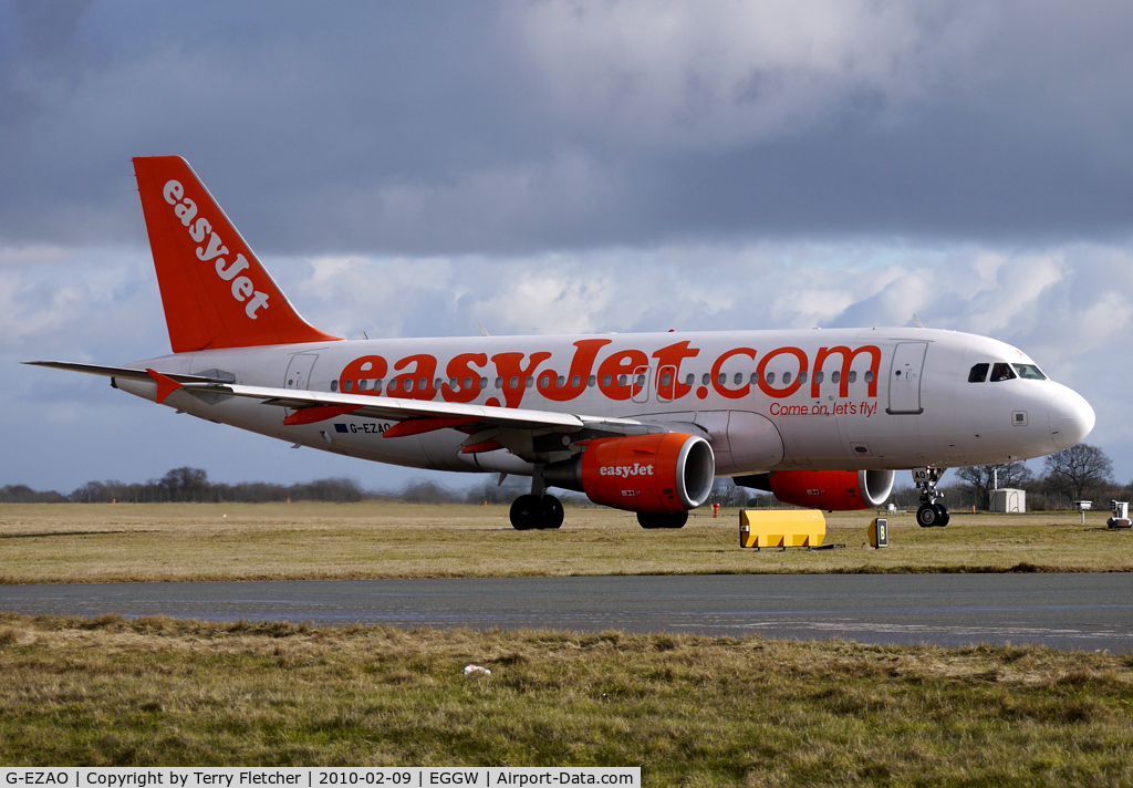 G-EZAO, 2006 Airbus A319-111 C/N 2769, Easyjet A319 taxies out at Luton