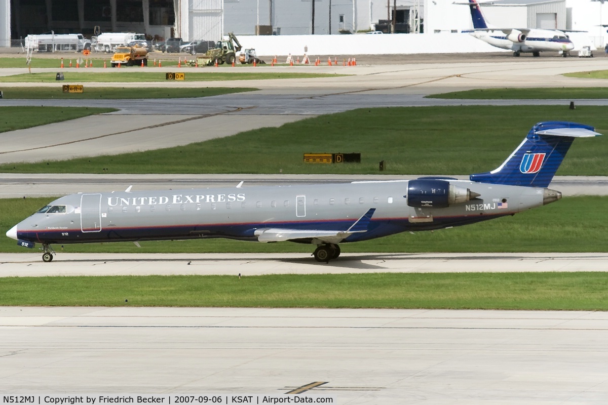 N512MJ, 2003 Canadair CL-600-2C10 Regional Jet CRJ-700 C/N 10109, taxying to the active