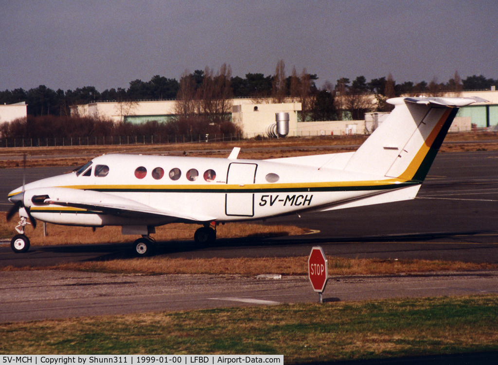 5V-MCH, 1981 Beech B200 King Air C/N BB-858, Taxiing for departure...