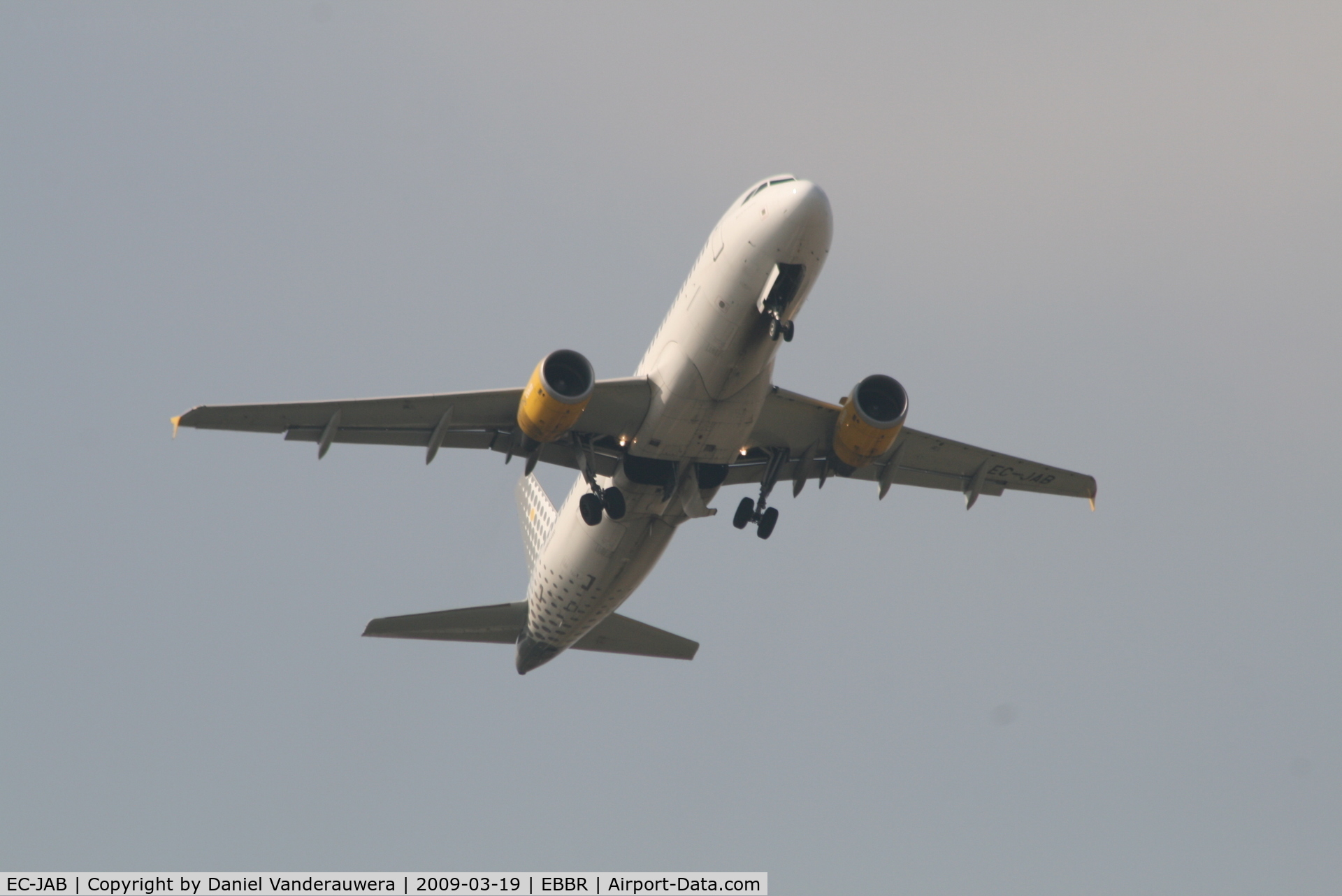 EC-JAB, 2004 Airbus A320-214 C/N 2227, Flight VY7061 is taking off from RWY 07R